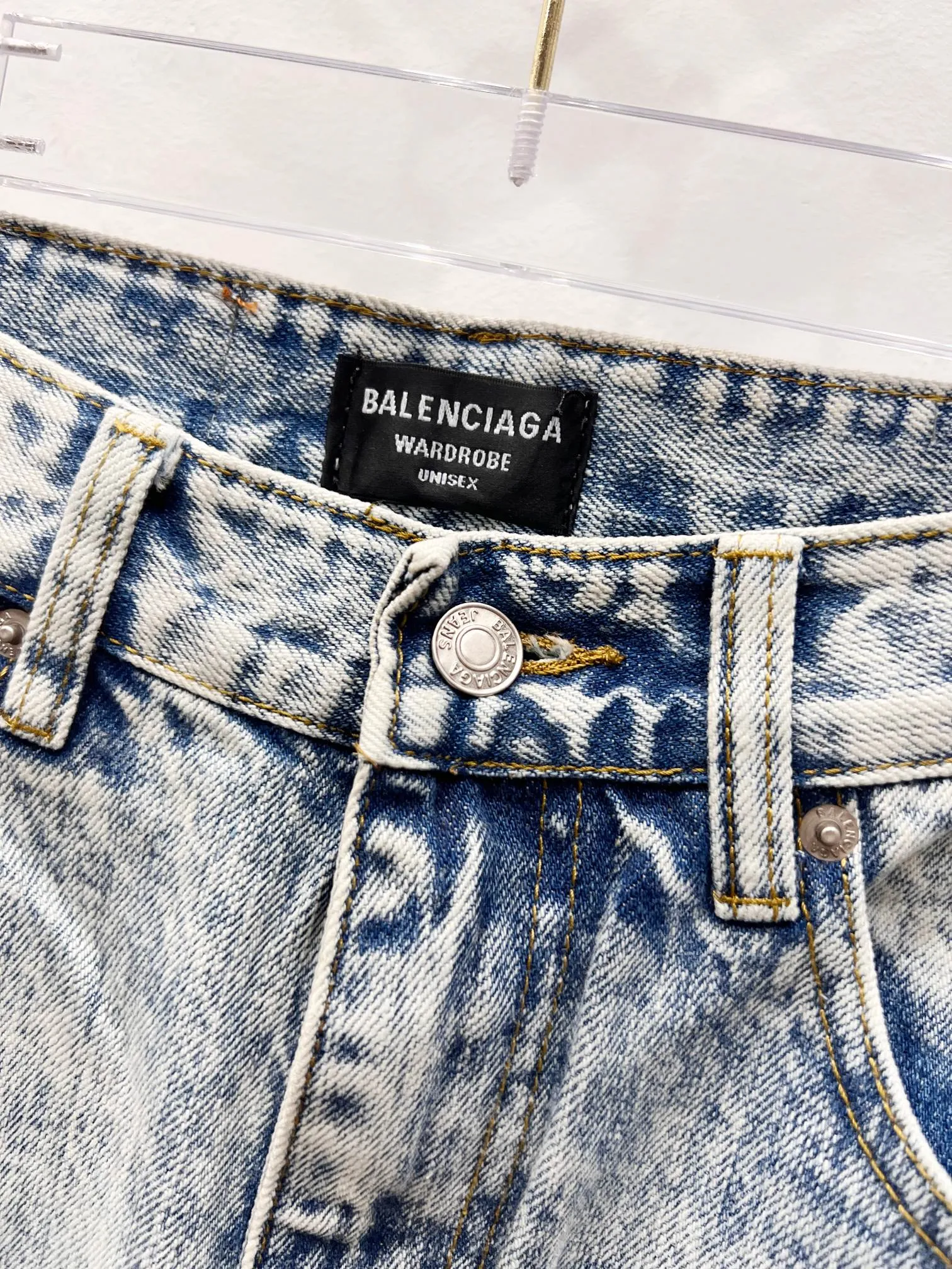 P230 Style number: (r081) GALLERY DEPT. 2025 new light blue simple washed and distressed couple style loose straight jeans 🔥High version🔥High version🔥 Top ceiling quality Styles with different washed textures are very friendly to people with thin legs and thick legs. The straight and loose version is very flattering. Moderate length that never goes out of style, easy to match with casually, basic styling for various styles, a must-have in the wardrobe! The fabric is stiff but also makes the upper body soft without losing texture. The washing process is even more perfect. It is a must-have item for everyone! ! ! Washed wheat, hang tag, pants label, complete with three labels Color: light blue Size: 28, 30, 32, 34, 36 (five sizes)